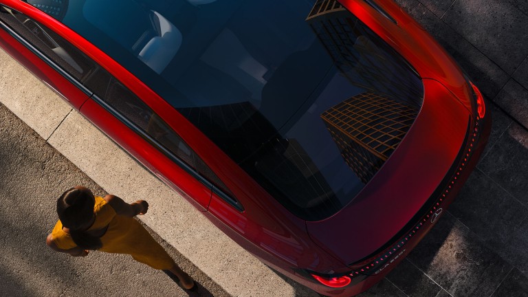 
			Der CLA in Lack MANUFAKTUR patagonienrot metallic, von oben aufgenommen, mit Blick auf das gro�fl�chige Panoramadach.
		