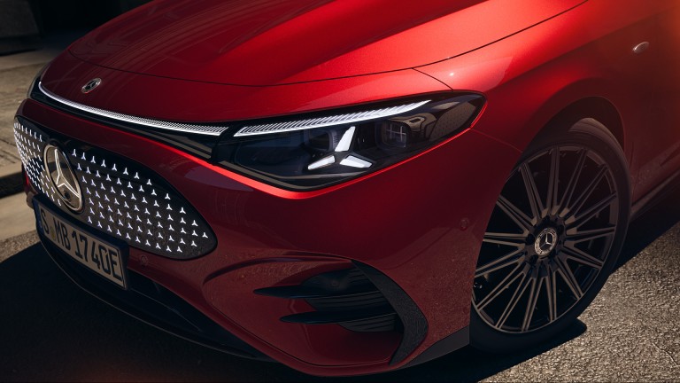 
			Der CLA in Lack MANUFAKTUR patagonienrot metallic von links vorne mit Fokus auf die MULTIBEAM LED Scheinwerfer und das Tagfahrlicht in Sternenform.
		