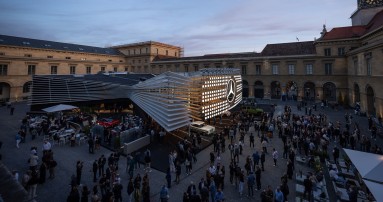 
					  Messestand mit illuminiertem Mercedes-Benz Stern im Apothekenhof der Mnchner Residenz. Rund um den Stand stehen zahlreiche Besucherinnen und Besucher.
					  