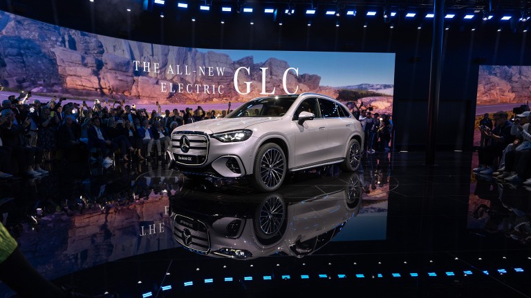 
			Der vollelektrische Mercedes-Benz GLC auf einer B�hne im Vordergrund. Im Hintergrund eine gro�e Leinwand mit Schriftzug &bdquo;THE ALL-NEW ELECTRIC GLC&ldquo;, davor viele G�ste mit Kameras.
		
