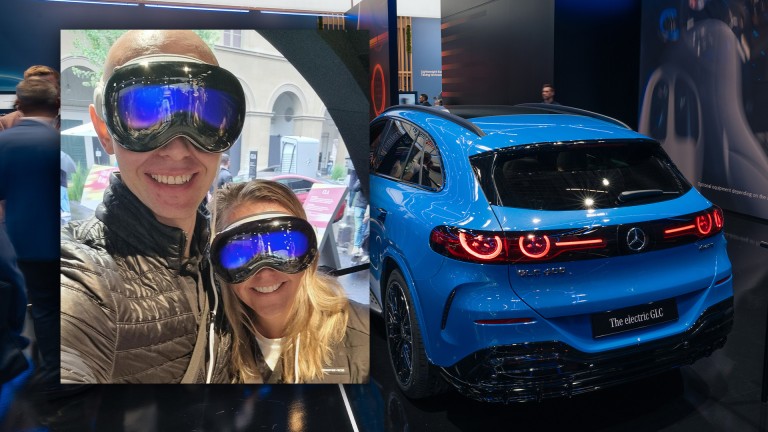 
			Fotomontage: Mercedes-Benz Produkttrainer Christoph Gei�ler und Produkttrainerin Eileen Scharf tragen gro�e VR-Brillen. Das Bild ist links neben einen blauen vollelektrischen GLC montiert, von dem das Heck zu sehen ist.
		