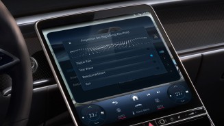 
Auf einem Zentraldisplay eines Mercedes-Benz Fahrzeugs ist das Men des MBUX Systems geffnet, in dem die Lichtinszenierung bei Begrung/Abschied ausgewhlt werden kann. Die Mglichkeiten „Digital Rain“, „Star Wave“, „Benutzerdefiniert“ und „Aus“ sind hier auswhlbar.
