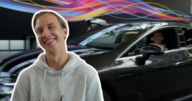
						  Fotomontage: Pascal de Vries lchelt in die Kamera, im Hintergrund ist er in seiner schwarzen Mercedes-Benz EQE Limousine zu sehen. 
						  