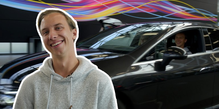 
				Fotomontage: Pascal de Vries l�chelt in die Kamera, im Hintergrund ist er in seiner schwarzen Mercedes-Benz EQE Limousine zu sehen. 
				