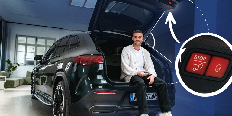 
				Produktmanager Christopher Hartung sitzt im ge�ffneten Kofferraum eines Mercedes-Benz, h�lt den Fahrzeugschl�ssel in der Hand und blickt in die Kamera. Rechts im Bild sind in einem kleinen Kreis die Stopptaste/Schlie�taste und rechts daneben eine Taste mit einem Schloss darauf vergr��ert abgebildet.
				