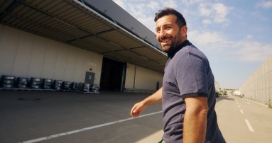 
						  Ali Tas, Produktmanager Sonderausstattung „Winterkomplettrder ab Werk 8-fach Bereifung“ bei Mercedes-Benz Customer Solutions GmbH, luft drauen vor dem Rderlager in Zwickau und blickt lchelnd in die Kamera.
						  