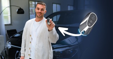 
						  Produktmanager Christopher Hartung steht vor einem Mercedes-Benz Fahrzeug und hlt lchelnd einen Fahrzeugschlssel in die Kamera. Rechts neben ihm ist eine vergrerte Abbildung des Schlssels zu sehen, von der ein Pfeil auf den von ihm gehaltenen Schlssel verweist.
						  
