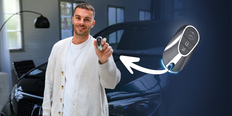 
				Produktmanager Christopher Hartung steht vor einem Mercedes-Benz Fahrzeug und h�lt l�chelnd einen Fahrzeugschl�ssel in die Kamera. Rechts neben ihm ist eine vergr��erte Abbildung des Schl�ssels zu sehen, von der ein Pfeil auf den von ihm gehaltenen Schl�ssel verweist.
				