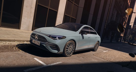 
					  Der CLA Hybrid in aquamint in einer Aufnahme von schr�g vorne auf dem sonnigen Parkplatz einer Stra�e stehend.
					  