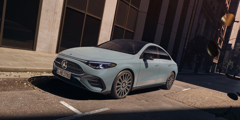 
				Der CLA Hybrid in aquamint in einer Aufnahme von schr�g vorne auf dem sonnigen Parkplatz einer Stra�e stehend.
				
