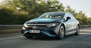 
						  Vorderansicht des EQS, der auf einer Landstrae mit Bumen am Rand fhrt.
						  