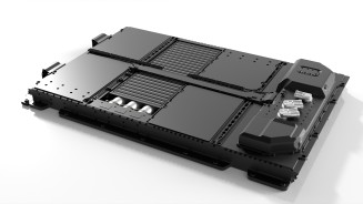 
Abbildung einer Festk�rperbatterie von Mercedes-Benz. Zu sehen ist das flache, rechteckige Batteriepaket mit mehreren Modulen und sichtbaren metallischen Komponenten.

