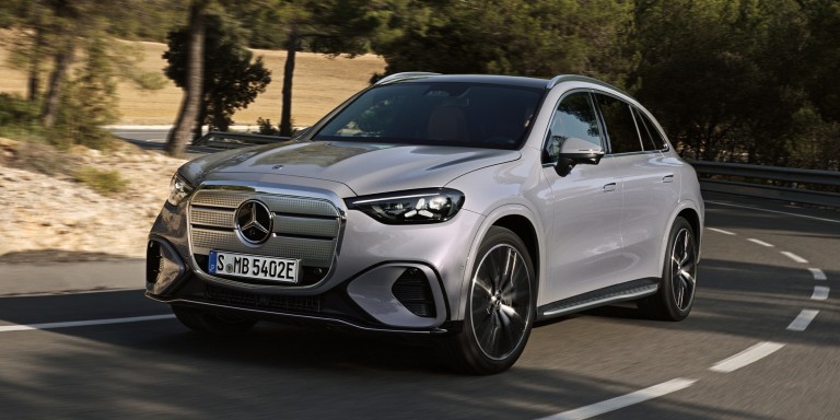 
				Der neue vollelektrische Mercedes-Benz GLC fhrt auf einer kurvenreichen Landstrae durch eine von Bumen gesumte Landschaft.
				