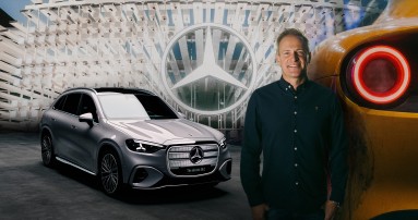 
						  TV-Moderator und YouTuber Matthias Malmedie steht in einer Fotomontage vor der markanten, beleuchteten Skulptur im Apothekenhof der Mnchner Residenz. Sie zeigt den neuen ikonischen Khlergrill des vollelektrischen Mercedes-Benz GLC im Groformat. Links neben ihm ist der neue elektrische GLC zu sehen, rechts ein Teil des Concept AMG GT XX.
						  