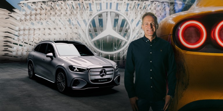 
				TV-Moderator und YouTuber Matthias Malmedie steht in einer Fotomontage vor der markanten, beleuchteten Skulptur im Apothekenhof der Mnchner Residenz. Sie zeigt den neuen ikonischen Khlergrill des vollelektrischen Mercedes-Benz GLC im Groformat. Links neben ihm ist der neue elektrische GLC zu sehen, rechts ein Teil des Concept AMG GT XX.
				