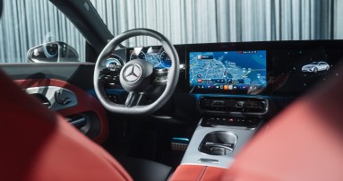 
						  Blick auf das Lenkrad und das aktivierte Zentraldisplay im neuen CLA. Auf dem Display ist die Navigation geffnet.
						  