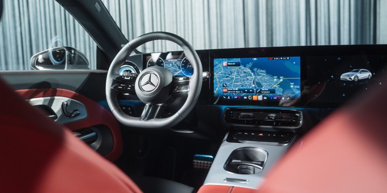 
				Blick auf das Lenkrad und das aktivierte Zentraldisplay im neuen CLA. Auf dem Display ist die Navigation geffnet.
				