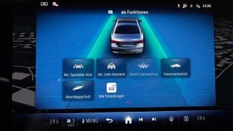 
Das geffnete Men fr Schnellzugriffe mit einem dargestellten Fahrzeug und mehreren verfgbaren Fahrassistenzfunktionen.
