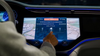 
Eine Fahrerin in einem Mercedes-Benz ruft in der Navigation von MBUX den Mercedes-Benz Charging Hub Mannheim auf.
