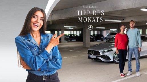 
					  Eine br�nette Frau deutet mit dem Zeigefinger auf ein Bild von Susanne Gutmann von Mercedes-Benz Members und ihrem Sohn, die Arm in Arm in einer Tiefgarage vor einer silbernen A-Klasse stehen. In der oberen H�lfte des Bilds steht &bdquo;Mercedes-Benz Members Tipp des Monats&ldquo;, darunter ist der Mercedes-Stern abgebildet.
					  