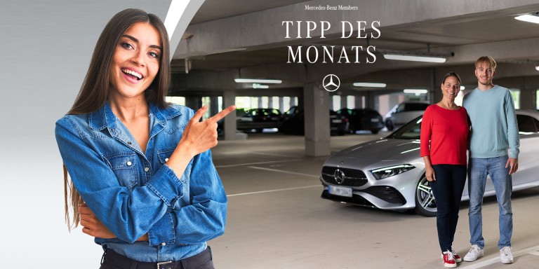 
				Eine brnette Frau deutet mit dem Zeigefinger auf ein Bild von Susanne Gutmann von Mercedes-Benz Members und ihrem Sohn, die Arm in Arm in einer Tiefgarage vor einer silbernen A-Klasse stehen. In der oberen Hlfte des Bilds steht „Mercedes-Benz Members Tipp des Monats“, darunter ist der Mercedes-Stern abgebildet.
				