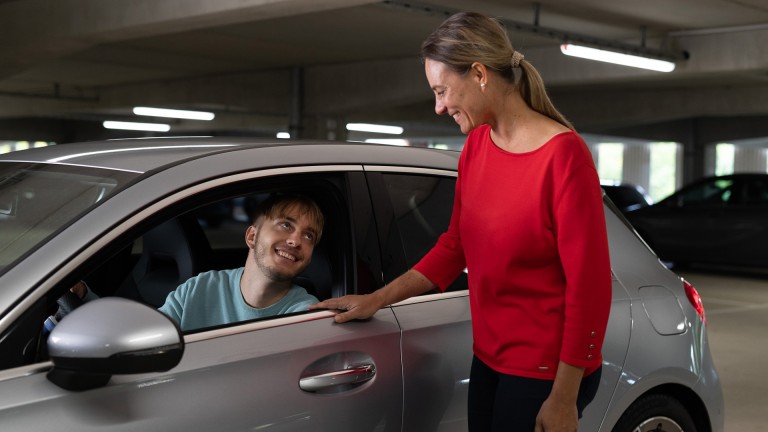 
			Leon Gutmann sitzt in der A-Klasse. Er schaut zu seiner Mutter Susanne hoch, die links neben dem Fahrzeug steht und die rechte Hand auf der Fahrert�r ablegt
		