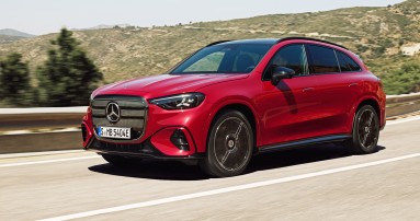 
					  Der Mercedes-Benz GLC in MANUFAKTUR patagonienrot metallic f�hrt auf einer kurvigen Landstra�e durch eine bergige Landschaft.
					  
