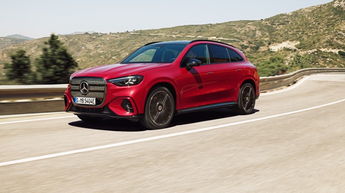 
				Der Mercedes-Benz GLC in MANUFAKTUR patagonienrot metallic f�hrt auf einer kurvigen Landstra�e durch eine bergige Landschaft.
				