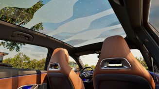 
Blick aus dem Innenraum eines neuen Mercedes-Benz GLC durch das SKY CONTROL Panoramaglasdach mit schaltbaren Segmenten und zahlreichen kleinen beleuchteten Sternen.
