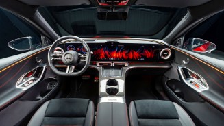 
: Vegan gestalteter Innenraum eines Mercedes-Benz GLC mit schwarzen Sitzen und roten Ziern�hten sowie Blick auf das Lankrad und den MBUX Hyperscreen.
