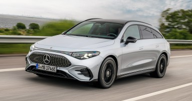 
					  Seitliche Vorderansicht eines silberfarbenen Mercedes-Benz CLA Shooting Brake. Das Fahrzeug f�hrt auf einer Landstra�e. Im Hintergrund sind B�ume, Wiesen und ein gr��eres Gew�sser zu sehen.
					  
