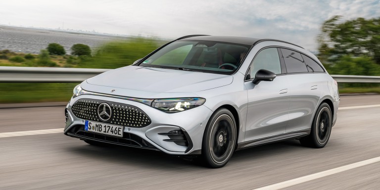 
				Seitliche Vorderansicht eines silberfarbenen Mercedes-Benz CLA Shooting Brake. Das Fahrzeug f�hrt auf einer Landstra�e. Im Hintergrund sind B�ume, Wiesen und ein gr��eres Gew�sser zu sehen.
				