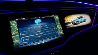 
Zwei gro�z�gige Bildschirme des MBUX Multimediasystems: Die Option &bdquo;Hey Mercedes&ldquo; ist im MBUX Men�punkt &bdquo;Intelligente Assistenten&ldquo; auf dem linken Bildschirm zu sehen. Der rechte Bildschirm zeigt das Fahrzeug an.
