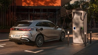 
Ein silberfarbener Mercedes-Benz GLC steht an einer �ffentlichen Ladestation und ist per Kabel angeschlossen.
