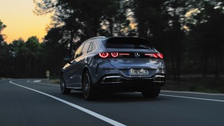 
Der vollelektrische Mercedes-Benz GLC in lavender silver auf einer Landstra�e bei Sonnenuntergang. Das Fahrzeug ist von hinten zu sehen, die R�cklichter leuchten rot.
