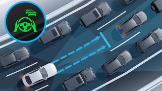 
Grafische Darstellung: Ein wei�er Mercedes-Benz GLC f�hrt auf einer mehrspurigen Stra�e zwischen anderen Fahrzeugen. Blaue Linien markieren Abstand und Spurf�hrung. Oben links ist ein blau umrahmtes Symbol mit einem gr�nen Lenkrad und einem Fahrzeug zu sehen.
