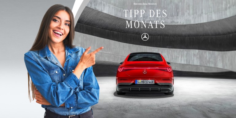 
				Eine brnette Frau deutet mit dem Zeigefinger auf einen vollelektrischen CLA in MANUFAKTUR patagonienrot metallic. Man sieht das Heck des Fahrzeugs. In der oberen Hlfte des Bilds steht „Mercedes-Benz Members Tipp des Monats“, darunter ist der Mercedes-Stern abgebildet.
				