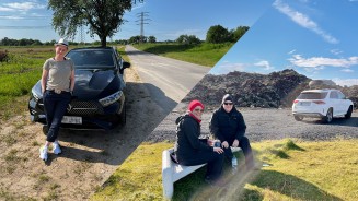
Fotomontage: Auf der linken Seite ein Bild von Silvia K�nig, die einen Hut tr�gt und entspannt vor ihrem Mercedes-Benz steht. Auf der rechten Seite ein Foto von Christoph Staack, der mit seiner Frau Andrea auf einer Bank am Strand sitzt. Beide tragen M�tzen und Sonnenbrillen. Im Hintergrund rechts steht sein wei�er GLC.
