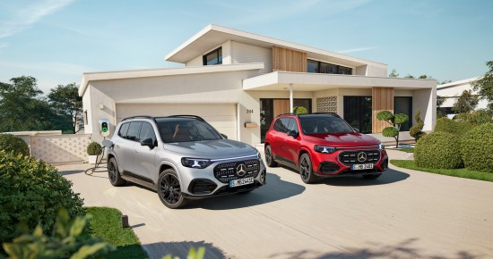 
					  Zwei Mercedes-Benz GLB stehen vor einem modernen Einfamilienhaus: links der vollelektrische GLB in Hightechsilber metallic an einer Wallbox, rechts der hybride GLB in MANUFAKTUR patagonienrot metallic.
					  