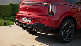 
Nahaufnahme des Hecks eines Mercedes-Benz GLB in in MANUFAKTUR patagonienrot metallic: Unterhalb des hinteren Sto�f�ngers ist eine ausgeklappte Anh�ngerkupplung deutlich sichtbar.
