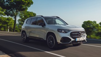 
Seitliche Vorderansicht eines elektrischen Mercedes-Benz GLB in Hightechsilber, der auf einer kurvigen Landstra�e f�hrt.
