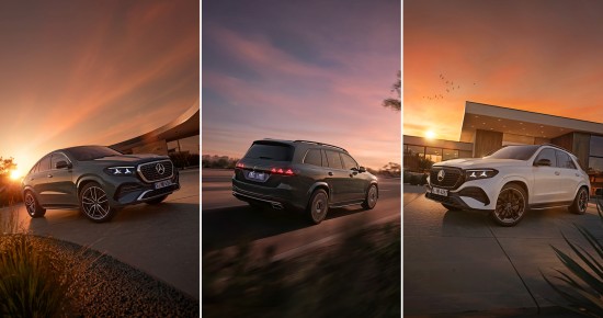 
					  Das Motiv ist in drei Bilder geteilt. Links steht das neue GLE Coup� in dark petrol uni bei abendlicher Stimmung in einer Einfahrt, frontal leicht von der Seite aufgenommen. In der Mitte f�hrt der neue GLS in dark petrol uni dynamisch auf einer Stra�e, Heckansicht mit eingeschalteten R�cklichtern. Rechts ist der neue GLE MANUFAKTUR opalithwei� vor moderner Architektur geparkt. Die Szene ist in warmes, orangefarbenes Abendlicht getaucht.
					  