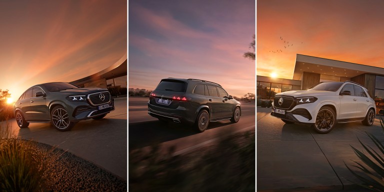 
				Das Motiv ist in drei Bilder geteilt. Links steht das neue GLE Coup� in dark petrol uni bei abendlicher Stimmung in einer Einfahrt, frontal leicht von der Seite aufgenommen. In der Mitte f�hrt der neue GLS in dark petrol uni dynamisch auf einer Stra�e, Heckansicht mit eingeschalteten R�cklichtern. Rechts ist der neue GLE MANUFAKTUR opalithwei� vor moderner Architektur geparkt. Die Szene ist in warmes, orangefarbenes Abendlicht getaucht.
				