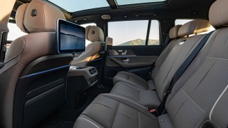 
Blick vom linken R�cksitz auf die zweite Sitzreihe des neuen GLS, mit zwei Full-HD-Displays an den R�cklehnen der Vordersitze.
