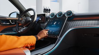 
Im Innenraum eines Mercedes-Benz ist der Arm einer Person zu sehen, die den zentralen Touchscreen des MBUX-Infotainmentsystems bedient. Auf dem Display ist die Funktion &bdquo;Fuel & Pay&ldquo; zur digitalen Bezahlung eines Tankvorgangs ausgew�hlt.
