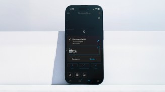 
Die Ansicht in der Mercedes-Benz App mit ausgew�hltem Fahrzeug, an das die zuvor bestimmten Koordinaten zum Senden bereitstehen. Die Option &bdquo;Senden&ldquo; befindet sich auf der rechten Bildschirmh�lfte weiter unten.
