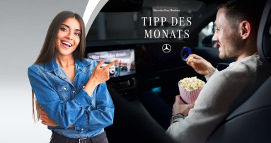 
					  Eine br�nette Frau auf der linken Seite deutet mit dem Zeigefinger in die andere Bildh�lfte. Dort sitzt Felix B�llmann, Customer Onboarding f�r Digitale Extras bei Mercedes-Benz, auf dem Beifahrersitz eines Mercedes-Benz CLA, sieht auf dem Zentralbildschirm eine Serie und isst Popcorn aus einer T�te. In der oberen H�lfte des Bildes steht &bdquo;Mercedes-Benz Members Tipp des Monats&ldquo;, darunter ist der Mercedes-Stern abgebildet.
					  