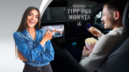 
					  Eine br�nette Frau auf der linken Seite deutet mit dem Zeigefinger in die andere Bildh�lfte. Dort sitzt Felix B�llmann, Customer Onboarding f�r Digitale Extras bei Mercedes-Benz, auf dem Beifahrersitz eines Mercedes-Benz CLA, sieht auf dem Zentralbildschirm eine Serie und isst Popcorn aus einer T�te. In der oberen H�lfte des Bildes steht &bdquo;Mercedes-Benz Members Tipp des Monats&ldquo;, darunter ist der Mercedes-Stern abgebildet.
					  