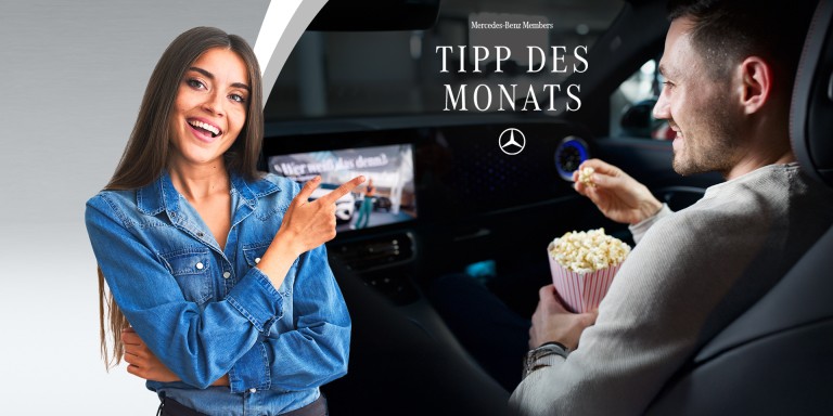 
				Eine br�nette Frau auf der linken Seite deutet mit dem Zeigefinger in die andere Bildh�lfte. Dort sitzt Felix B�llmann, Customer Onboarding f�r Digitale Extras bei Mercedes-Benz, auf dem Beifahrersitz eines Mercedes-Benz CLA, sieht auf dem Zentralbildschirm eine Serie und isst Popcorn aus einer T�te. In der oberen H�lfte des Bildes steht &bdquo;Mercedes-Benz Members Tipp des Monats&ldquo;, darunter ist der Mercedes-Stern abgebildet.
				