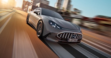 
					  Das Bild zeigt das neue Mercedes-AMG GT 4-T�rer Coup� in der Farbe MANUFAKTUR alpingrau uni w�hrend der Fahrt durch eine moderne Stadt. Die Aufnahme erfolgt aus niedriger Perspektive von vorn. Durch die starke Bewegungsunsch�rfe der Umgebung entsteht ein Eindruck von hoher Geschwindigkeit. Markante Lichtsignaturen, die lange Motorhaube und die sportlich gezeichnete Front pr�gen das Erscheinungsbild des Fahrzeugs.
					  